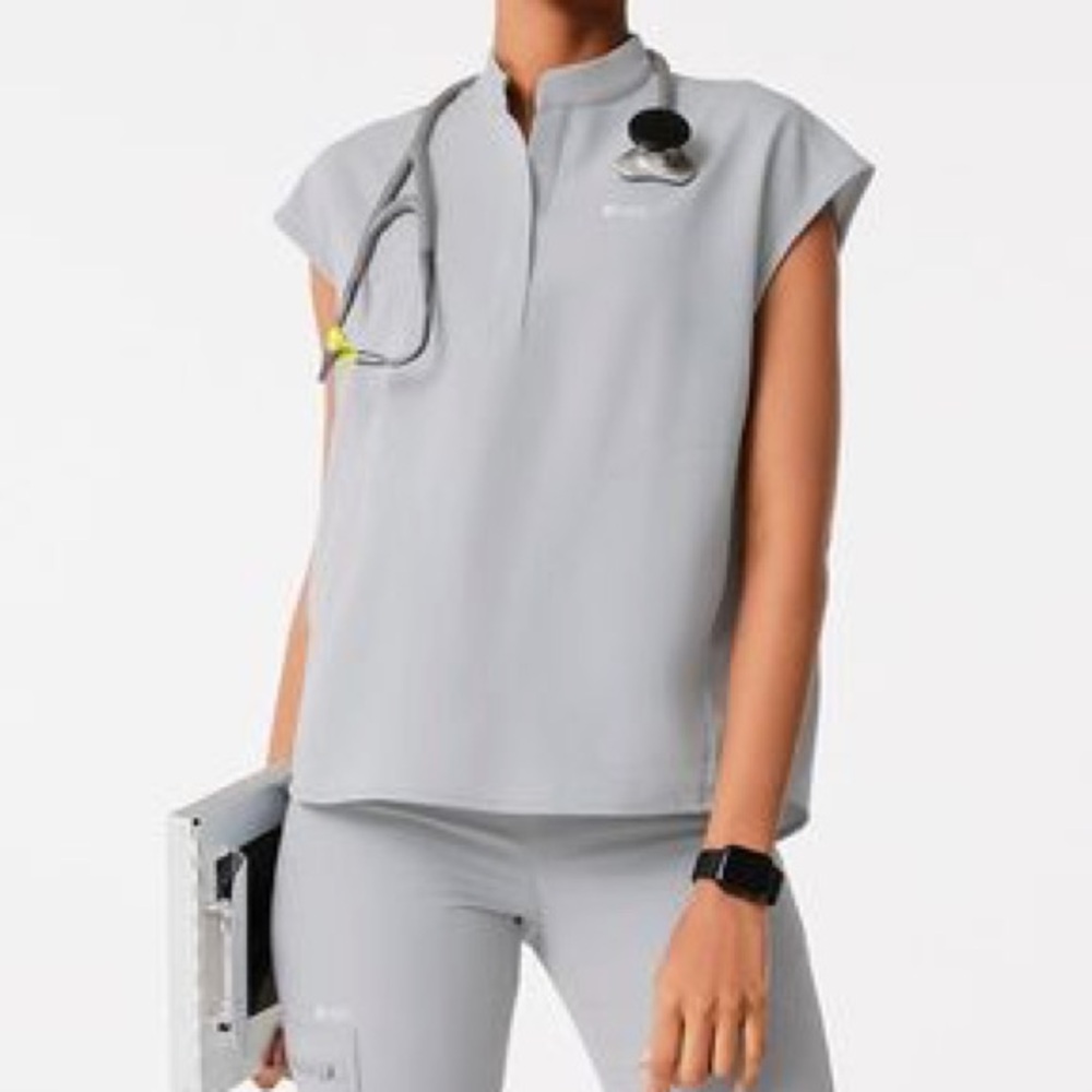FIGS Rafaela top in silver arrows grey color